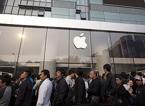 Chineses em fila para comprar o iPhone 4 no lanamento, no dia 25; produto vendeu quase 100 mil unidades em quatro dias