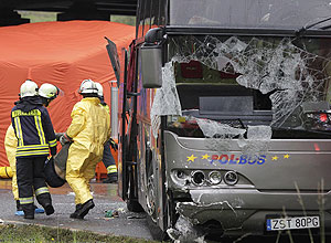 Acidente mata ao menos 12 jovens poloneses na Alemanha; premiê da Polônia deve ir a Berlim ainda neste domingo (26)