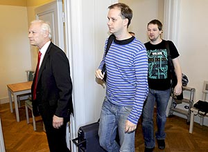 Dois fundadores do The Pirate Bay, Fredrik Neij (direita) e Peter Sunde (centro), chegam na Corte no dia 28