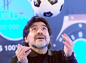 Argentinian football idol Diego Maradona controls the ball during a charity shoot-out in Moscow on September 29, 2010. The football star raised half a million dollars in the charity event which took place on the roof of one of Moscow's biggest department stores. AFP PHOTO / NATALIA KOLESNIKOVA