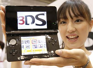 Modelo posa com o 3DS, novo videogame da Nintendo
