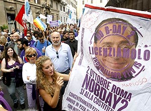 Manifestantes pedem a renncia do premi italiano em um protesto na 2 edio do "Dia No a Berlusconi", em Roma