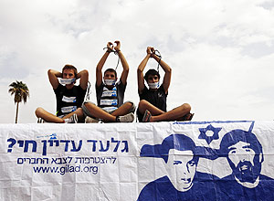 Ativistas israelenses participam de protesto pedindo a libertao do soldado Gilad Shalit