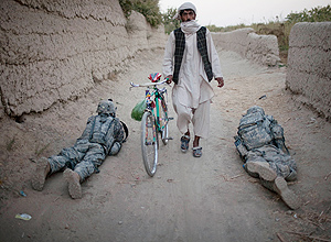 Afego passa por dois soldados americanos em Candahar (Afeganisto); Obama promete inciar a sada do pas em 2011