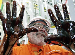 Lula suja as mãos de petróleo durante visita à Petrobras; hoje ele é quase um Deus, mas o mito deve cair com o tempo