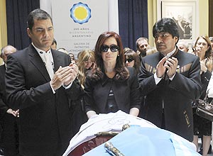 Correa ( esq.) participa de velrio de Nstor Kirchner, ao lado da viva, Cristina, e do boliviano Evo Morales