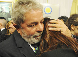 Presidente Luiz Inacio Lula da Silva conforta a colega argentina, Cristina Fernandez de Kirchner, no velrio de Nstor