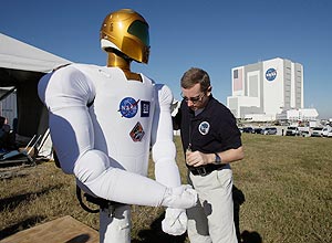Engenheiro exibe humanoide em demonstração no Centro Espacial Kennedy; modelo idêntico seguirá para a ISS