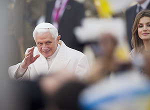 Papa Bento 16 cumprimenta fiéis ao chegar na Espanha para uma visita oficial de dois dias; ele criticou anticlericanismo no país