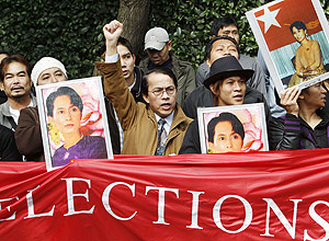 Apoiadores da Nobel da Paz Aung San Suu fazem protesto em frente à Embaixada de Mianmar em Tóquio, no Japão, pelas eleições