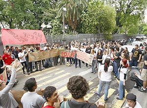 Estudantes em frente a escola tcnica durante protesto contra falta de recursos no ensino e contra o Saresp