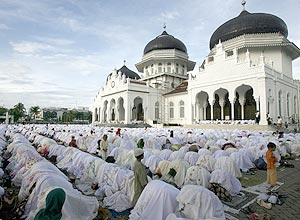 Muulmanos realizam suas oraes matutinas na Grande Mesquita de Baiturrahman, en Banda Aceh, Indonsia