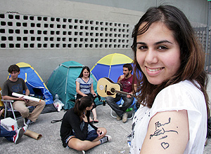 Elisa Delfino, 18, tatuagem do autografo que recebeu do Paul em Porto Alegre