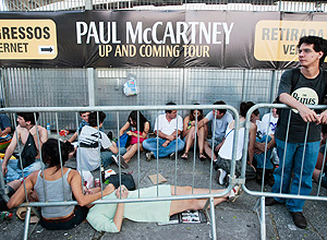 Fs aguardam abertura dos portes do estdio do Morumbi para o primeiro show da turn de Paul McCartney em So Paulo
