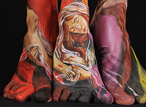 Os artistas americanos Chadwick Gray e Laura Spector recriam pinturas clássicas usando o corpo humano como tela