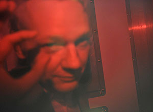Fundador do site WikiLeaks, Julian Assange,  levado em van da polcia do tribunal de Westminster; ele  a Pessoa do Ano da "Time"