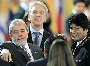 O presidente Luiz Inácio Lula da Silva ao lado do colega boliviano Evo Morales; ele se tranformou em líder no cenário mundial