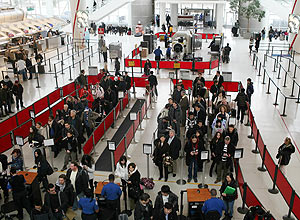 NEW YORK, NY - DECEMBER 23: People wait in line for a security checkat John F. Kennedy Airport (JFK) on December 23, 2010 in New YorkCity. With two days before Christmas, AAA estimates 2.75 milliondomestic travelers will fly during the holidays, a 2.8 percentincrease from last year's 2.67 million air travelers.Additionally, AAAclaims that 93 percent of holiday travelers will drive, 3 percent willfly and the remaining 4 percent will travel by rail, bus and othermeans. Spencer Platt/Getty Images/AFP== FOR NEWSPAPERS, INTERNET, TELCOS & TELEVISION USE ONLY ==