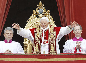 Papa Bento 16 cumprimenta fiis que ouviram seu discurso de Natal; ele pediu maior solidariedade s vtimas de catstrofes