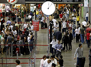 Movimentao de passageiros no aeroporto de Guarulhos, na manh desta segunda-feira