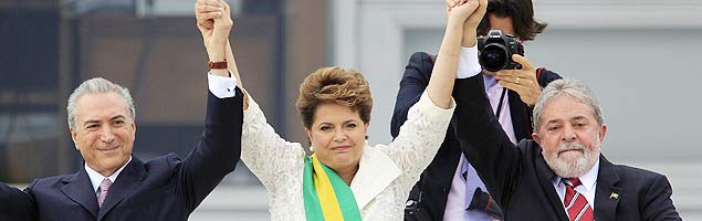 Primeira mulher a assumir a Presidncia, Dilma Rousseff posa ao lado de Lula e do vice Temer