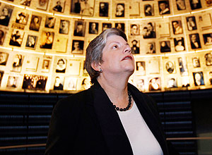 A secretria de Segurana Interna dos EUA, Janet Napolitano, em museu do Holocausto em Jerusalm