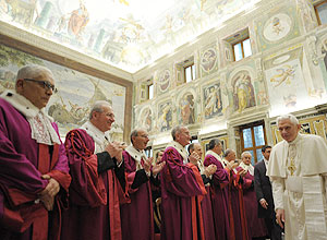 Papa Bento 16 se rene com membros do Tribunal da Rota Romana, que celebram casamentos catlicos, e pede mais cautela
