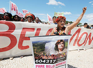 Cerca de 100 índios e ativistas fizeram um protesto na Praça dos Três Poderes contra a construção de Belo Monte