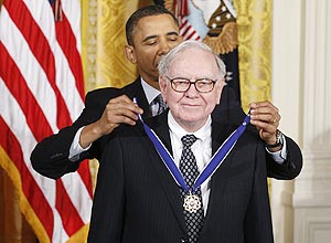 Buffett recebe condecorao do presidente norte-americano, Barack Obama, em cerimnia em fevereiro deste ano