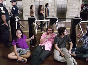 Jovens se acorrentam em catracas no prédio da Prefeitura de São Paulo durante protesto contra reajuste de tarifa