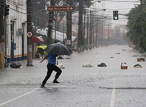 Chuva causa alagamentos na região da Barra Funda