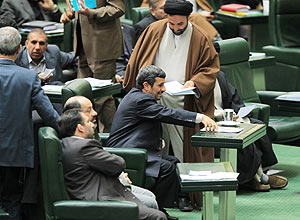 Mahmoud Ahmadinejad (centro) apela aos legisladores que salvem seu ministro de Energia, Majid Namjou, tido como incompetente