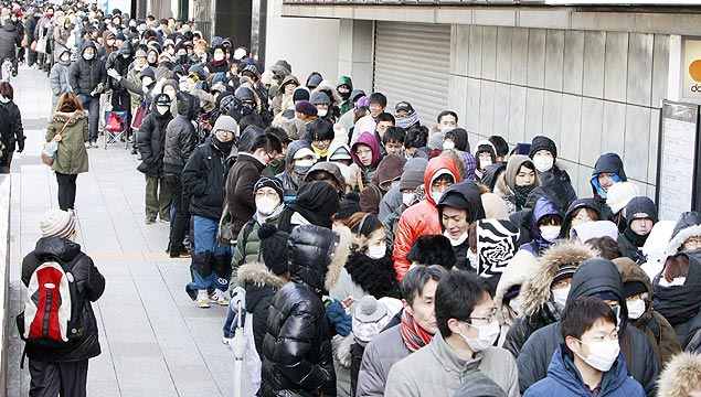 Moradores de Sendai enfrentam fila para comprar comida em supermercado
