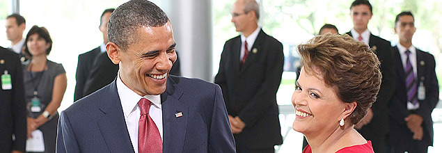 Dilma Rousseff e Barack Obama sorriem durante encontro no Palácio do Planalto
