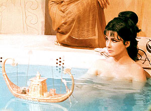 Elizabeth Taylor, que morreu aos 79 nos EUA, tem entre seus filmes 'Cleópatra', de 1963; veja mais fotos da trajetória da atriz
