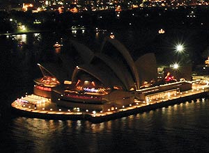 Ópera House, na Austrália, com as luzes apagadas durante a Hora do Planeta; no Brasil, cerca de 80 cidades vão aderir