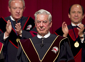 O peruano Mario Vargas Llosa recebe o Nobel de Literatura