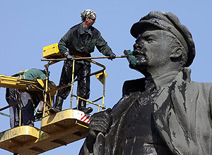 ORG XMIT: KRA03 Workers wash and clean a statue of Vladimir Lenin, founder of the Soviet state and creator of the Soviet communist party, in central Krasnoyarsk April 20, 2011. Supporters of Lenin will mark the 141st anniversary of his birth on April 22. REUTERS/Ilya Naymushin (RUSSIA - Tags: POLITICS ANNIVERSARY SOCIETY)