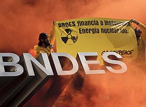 Ativistas do Greenpeace realizam protesto com sinalizadores na entrada principal da sede do BNDES no centro do Rio