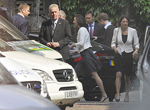 Kate Middleton deixa com os pais a Abadia de Westminster aps ltimo ensaio antes do seu casamento, nesta sexta-feira