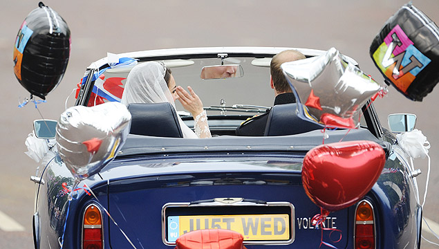 Prncipe William dirige Aston Martin conversvel, ao lado da noiva; eles vo descansar antes da festa