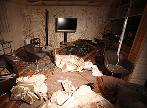 Governo da Líbia levou jornalistas até a casa onde informaram ter morrido familiares de Gaddafi; veja mais fotos