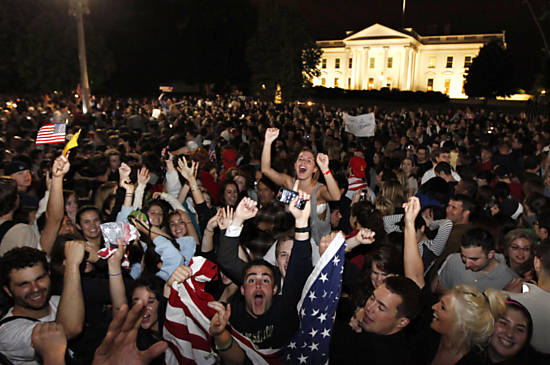 População festeja anúncio da morte de Osama bin Laden em frente à Casa Branca, em Washington