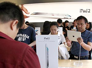 Pessoas experimentam iPad 2 em Pequim, o mesmo que teria comprado Wang; produto é altamente popular na China