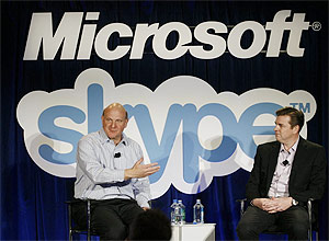 Os presidentes da Microsoft, Steve Ballmer, (esq.) e do Skype, Tony Bates, no anúncio do negócio de US$ 8,5 bilhões