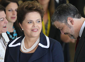 Dois dias após a revelação da *Folha*, Palocci participa com Dilma da cerimônia de recepção ao primeiro-ministro da Suécia