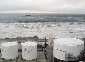 Operadora divulga imagem do momento em que um tsunami atingiu a usina nuclear de Fukushima Daiichi, em 11 de maro passado