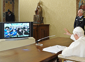 Papa Bento 16 conversou por 20 minutos com os astronautas e perguntou sobre paz, ambiente e a mensagem que querem trazer  Terra