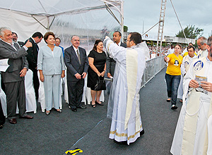 Dilma Rousseff, Jaques Wagner e José Sarney durante cerimônia de beatificação de irmã Dulce