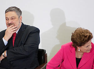Palocci ao lado de Dilma durante evento no Palácio do Planalto; ministro se explicou ontem a senadores da bancada do PT
